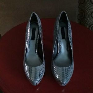 White House Black Market snakeskin pump